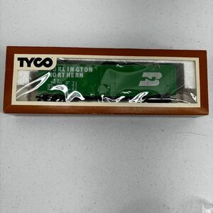 TYCO Burlington Northern 100024 50' Plug Door HO Scale Box Car Train Vintage